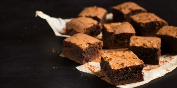 Brownies dengan dark chocolate dalam satu mangkuk