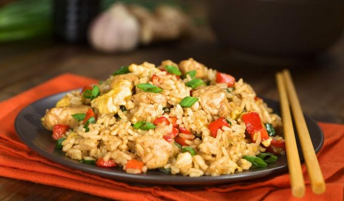 Nasi dengan ayam dan sayuran dalam satu mangkuk