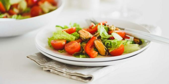 Salad dengan kerang, tomat, dan paprika