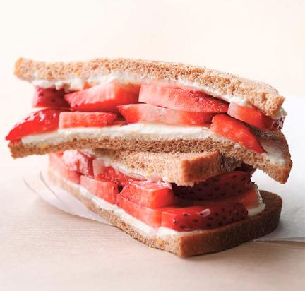 Keju dan sandwich yang strawberry