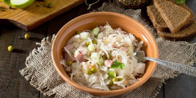 Salad dengan sauerkraut, ham, dan apel