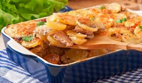 Daging babi dengan kentang dan jamur di oven