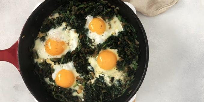 Cara memasak telur goreng dengan bawang dan bayam
