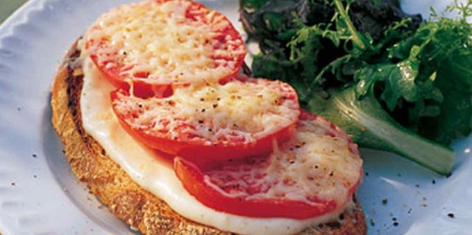 Resep untuk sandwich panggang dengan saus tomat dan keju