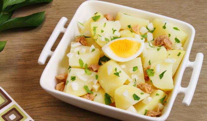 Salad kentang dengan tuna