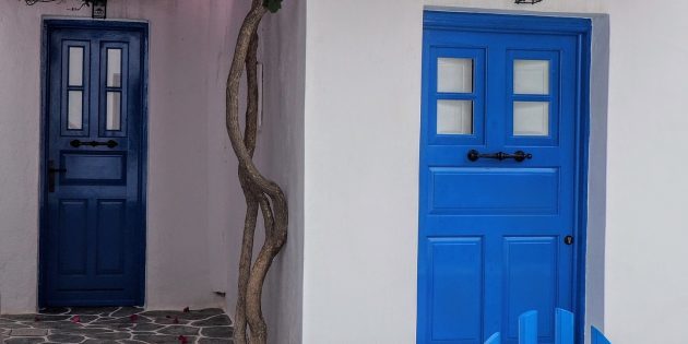 aksen warna dalam interior: pintu