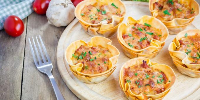 Hidangan favorit dengan cara baru. Lasagna mini dalam tartlet