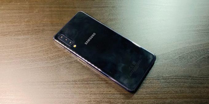 Samsung Galaxy A7: Panel belakang