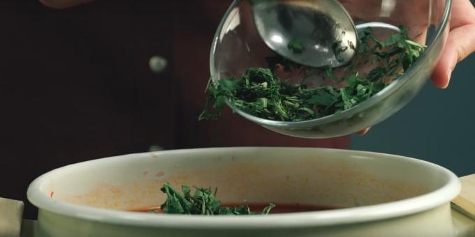 Cara memasak sup: Pemain daun salam dan cincang halus hijau. 