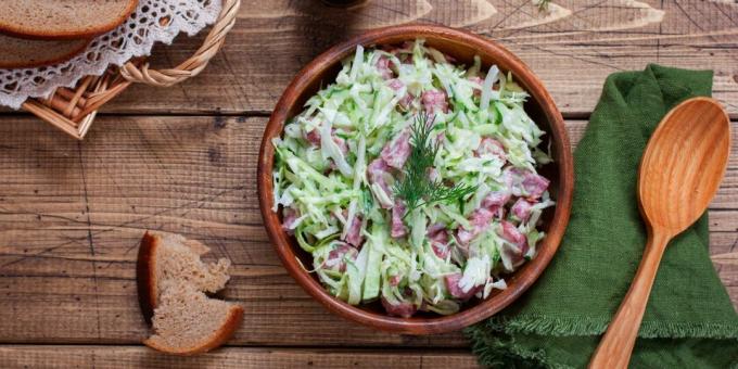 Salad dengan sosis, kol, dan acar bawang