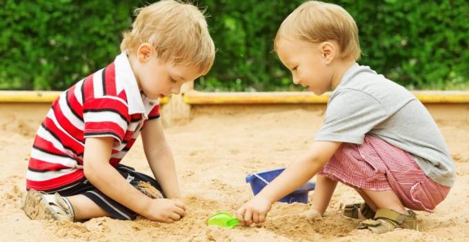 komunikasi dengan anak Anda: terapi pasir