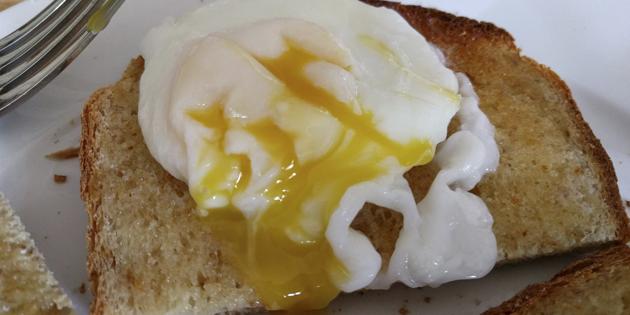 resep cepat piring: telur rebus dengan saus pedas 
