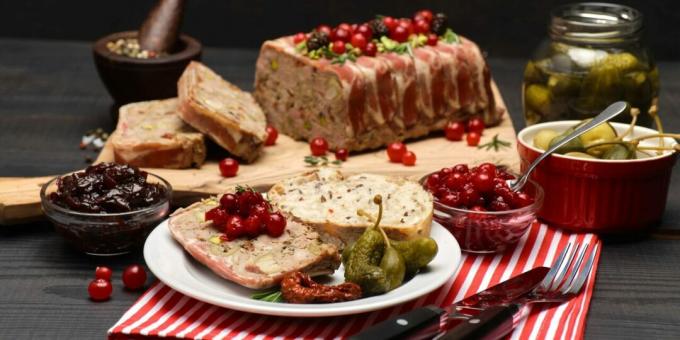 Terrine dengan daging babi, ayam, dan pistachio