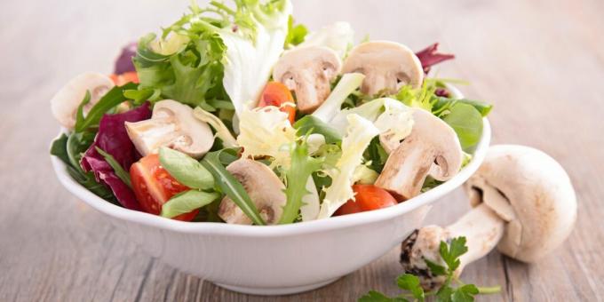 Salad diet dengan champignon, tomat, dan telur