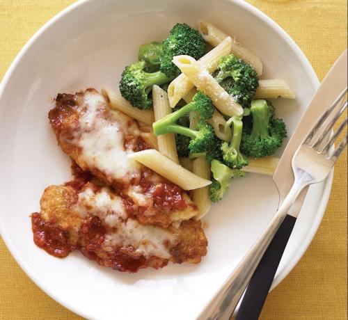 Panggang dengan ayam parmesan dengan penne dan brokoli