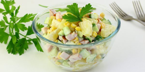 Resep: Salad dengan nanas, merokok ayam, jagung dan mentimun