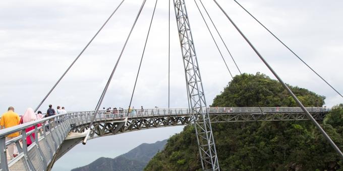 Jembatan paling menakutkan: jembatan langit di pulau Langkawi