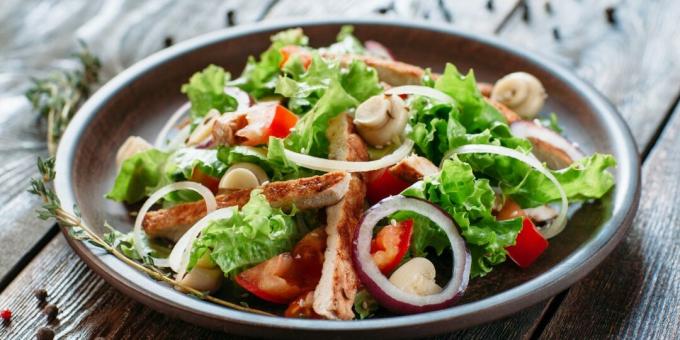 Salad dengan ayam dan champignon yang diasinkan