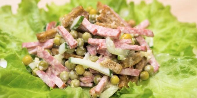 Salad dengan kacang polong hijau, sosis dan kerupuk