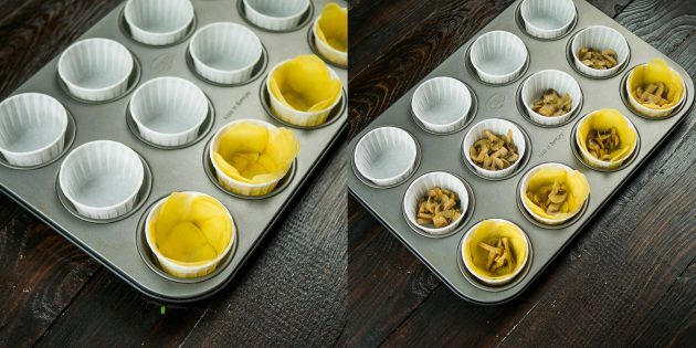 Muffin telur: Tempatkan isian kentang di dalam kaleng muffin
