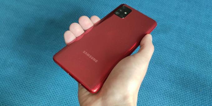 Samsung Galaxy A51 di tangan