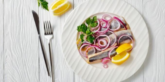 Acar herring Swedia dengan bawang dan cuka anggur