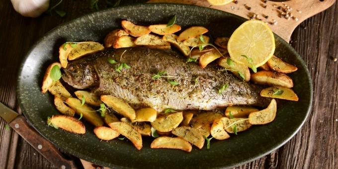 Cara memasak ikan di oven: ikan trout dengan kentang dan bawang putih