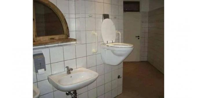 toilet di dinding