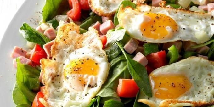 Salad dengan goreng telur, bayam, ham dan tomat