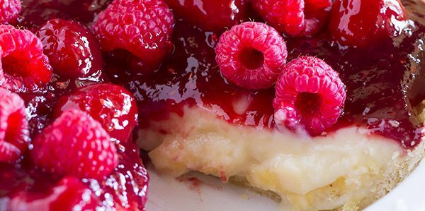 Cake dengan raspberry, pisang dan butter cream