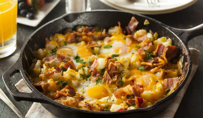 Telur goreng dengan bacon, kentang, dan keju
