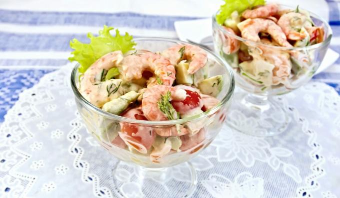 Salad dengan udang, alpukat, dan tomat