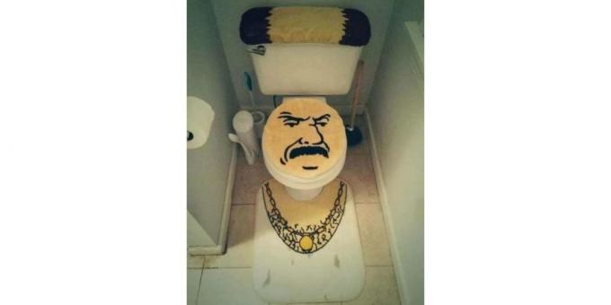 wajah di sampul mangkuk toilet