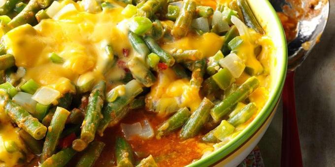 Cara memasak kacang hijau: casserole dengan kacang hijau, saus tomat dan keju