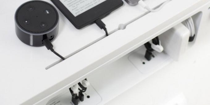 Sobro Cerdas Side Table: gadget pengisian
