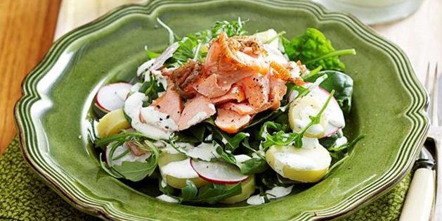 Salad dengan ikan: Potato salad dengan ikan trout