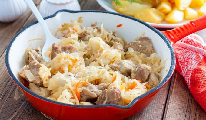 Sauerkraut dengan daging dan kentang