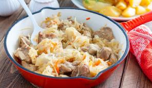Sauerkraut dengan daging dan kentang
