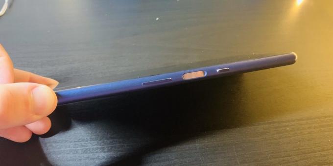 Sony Xperia 10 Ditambah: tepi kanan