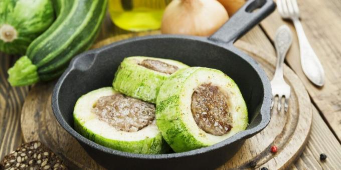 Potongan daging yang tidak biasa di zucchini