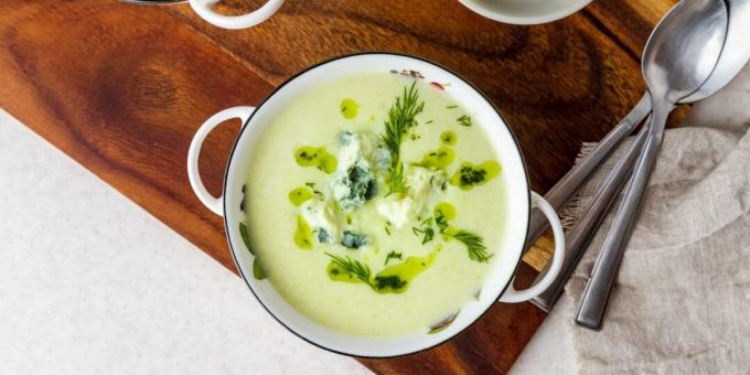 Sup brokoli dan zucchini dengan keju biru