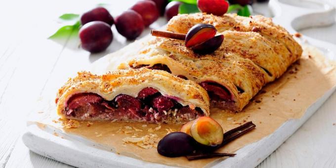 Strudel dengan plum panggang