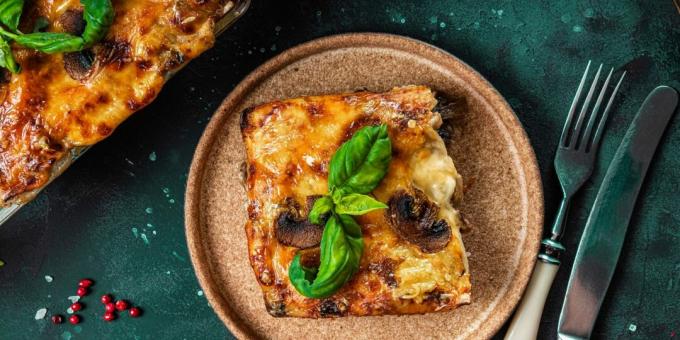 Lasagna dengan jamur dalam saus bawang putih