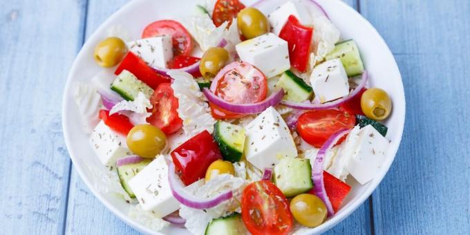 Salad Yunani dengan kubis Cina