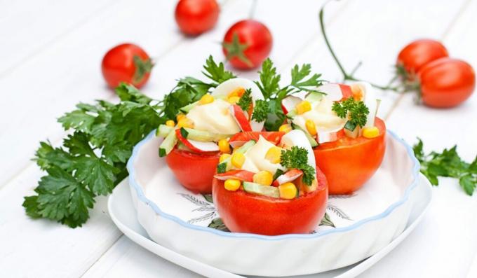 Tomat diisi dengan salad kepiting