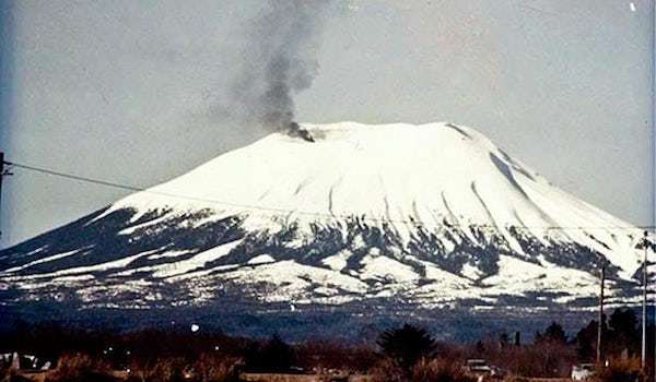 Pranks untuk April 1: terbangun Gunung berapi