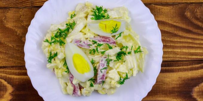 Salad dengan sosis asap, telur dan kubis: resep sederhana