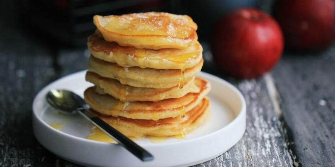 Pancake dengan krim asam dan apel