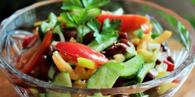 Salad dengan mentimun, tomat, paprika dan kacang