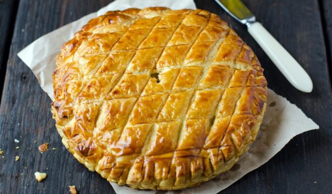 Puff pastry pie dengan keju dan ham